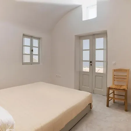 Ambelia Traditional Oia (Santorini)