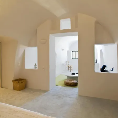 Ambelia Traditional Oia (Santorini)