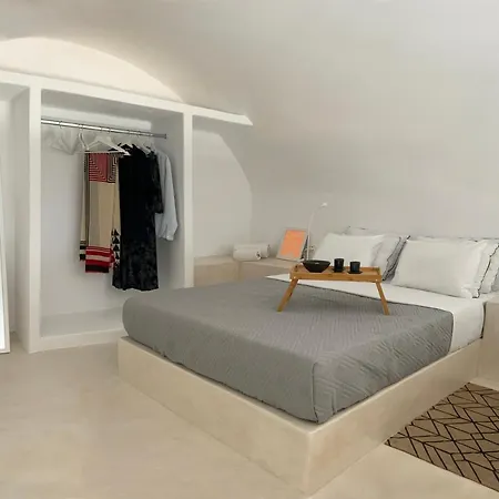 Ambelia Traditional Oia (Santorini)